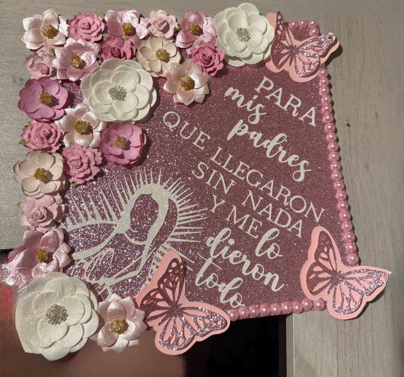 Para mis padres que llegaron sin nada y me lo dieron todo Graduation Cap